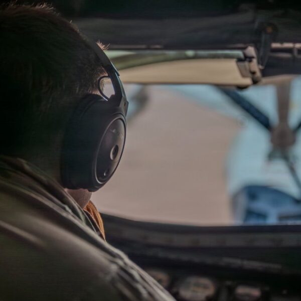 Irán derriba F-15E de EU: Rescatan a un piloto, buscan a otro