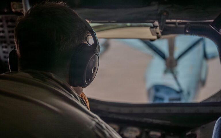 Irán derriba F-15E de EU: Rescatan a un piloto, buscan a otro