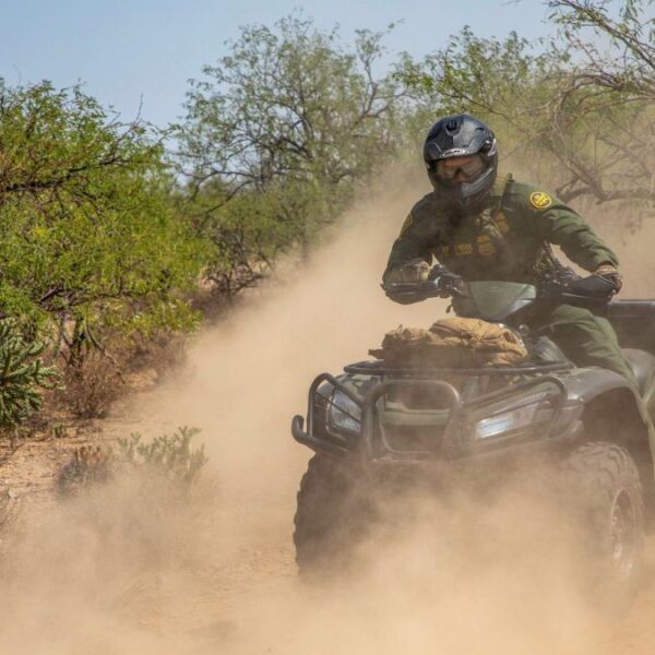 Zapatos de alfombra: Nuevas tácticas de ‘polleros’ en Arizona