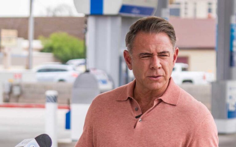 Lytle critica inacción política en AZ ante gasolina a casi $5