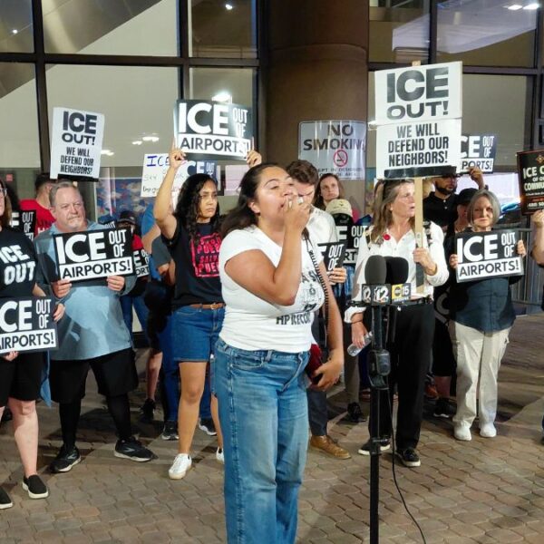 ¡ICE fuera de aeropuertos!: protestan activistas en Phoenix