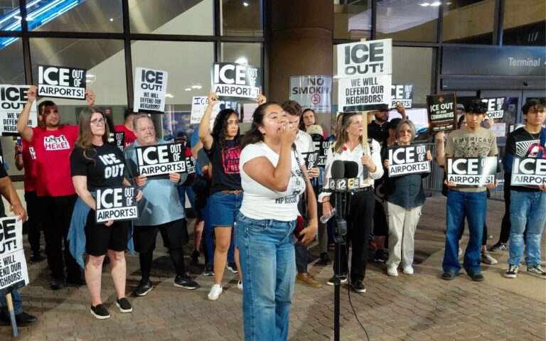 ¡ICE fuera de aeropuertos!: protestan activistas en Phoenix