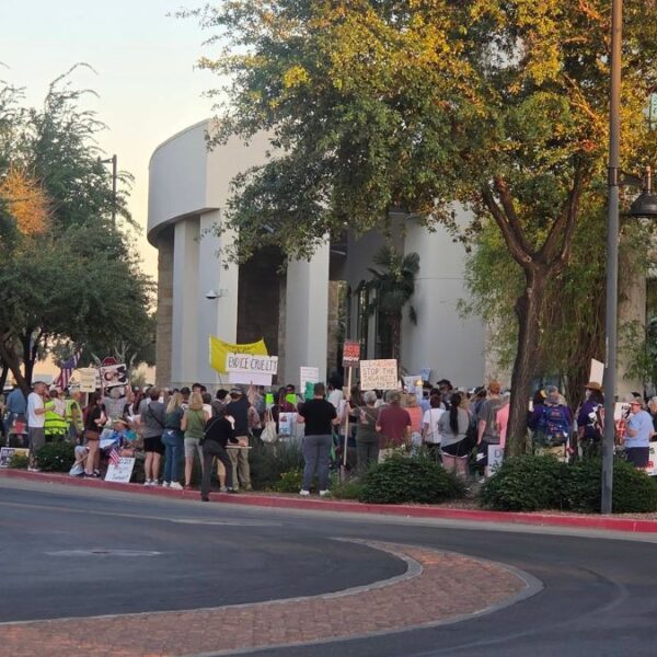 Denuncian riesgo químico y corrupción en centro ICE de Surprise