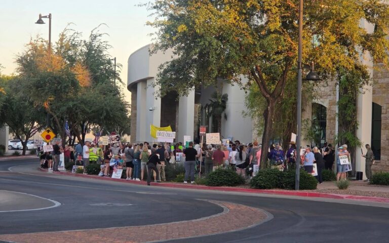 Denuncian riesgo químico y corrupción en centro ICE de Surprise