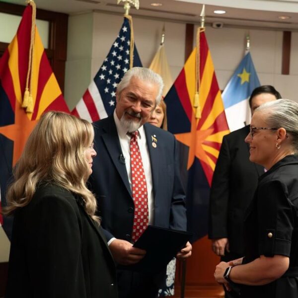 Hobbs veta tres leyes y presiona a republicanos por el presupuesto