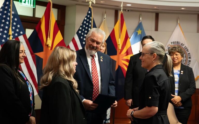 Hobbs veta tres leyes y presiona a republicanos por el presupuesto