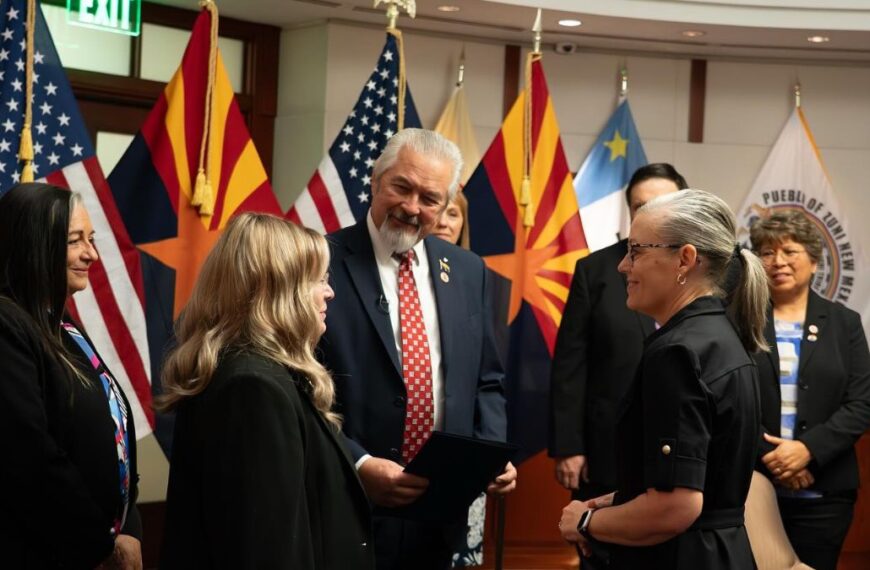 Hobbs veta tres leyes y presiona a republicanos por el presupuesto