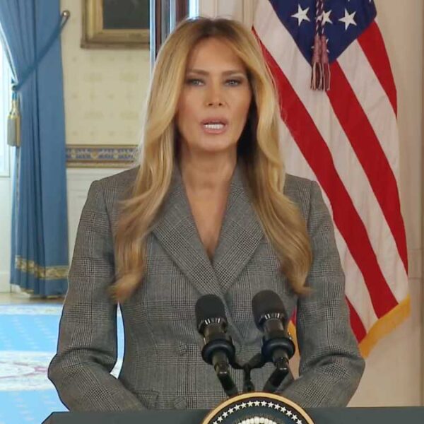 Melania se deslinda de Epstein y pide audiencia en el Congreso