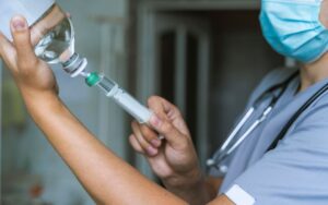 Escala tragedia en Sonora: Buscan a médico tras muertes por sueros