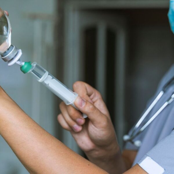 Escala tragedia en Sonora: Buscan a médico tras muertes por sueros