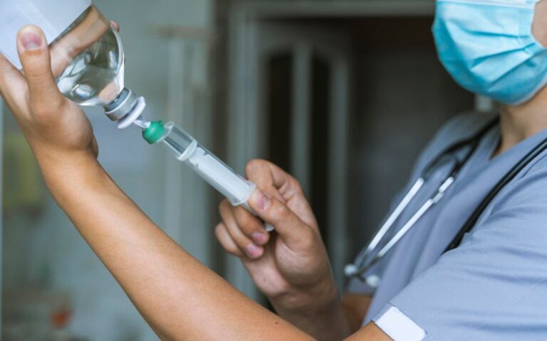 Escala tragedia en Sonora: Buscan a médico tras muertes por sueros