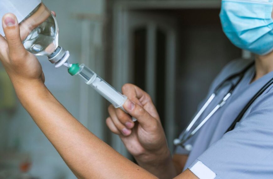 Escala tragedia en Sonora: Buscan a médico tras muertes por sueros