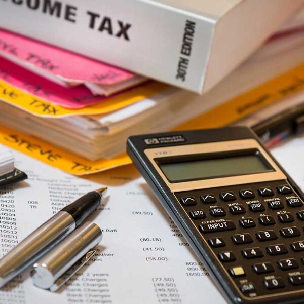 Impuestos 2025: lo que los contribuyentes latinos necesitan saber para maximizar su reembolso