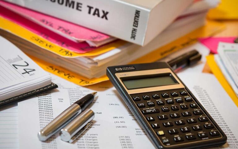 Impuestos 2025: lo que los contribuyentes latinos necesitan saber para maximizar su reembolso