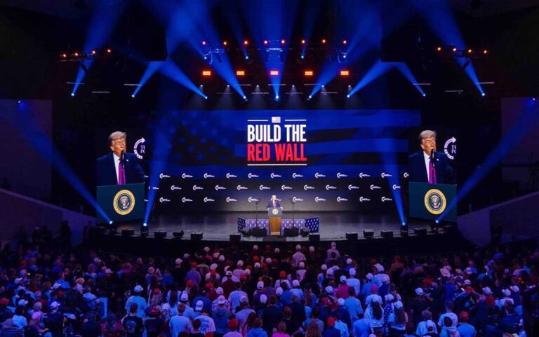 Muestran las dos caras del trumpismo en evento de Turning Point