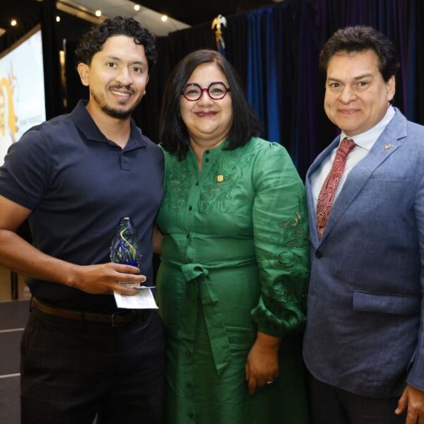CPLC reconoce a los mejores maestros con Premios Esperanza