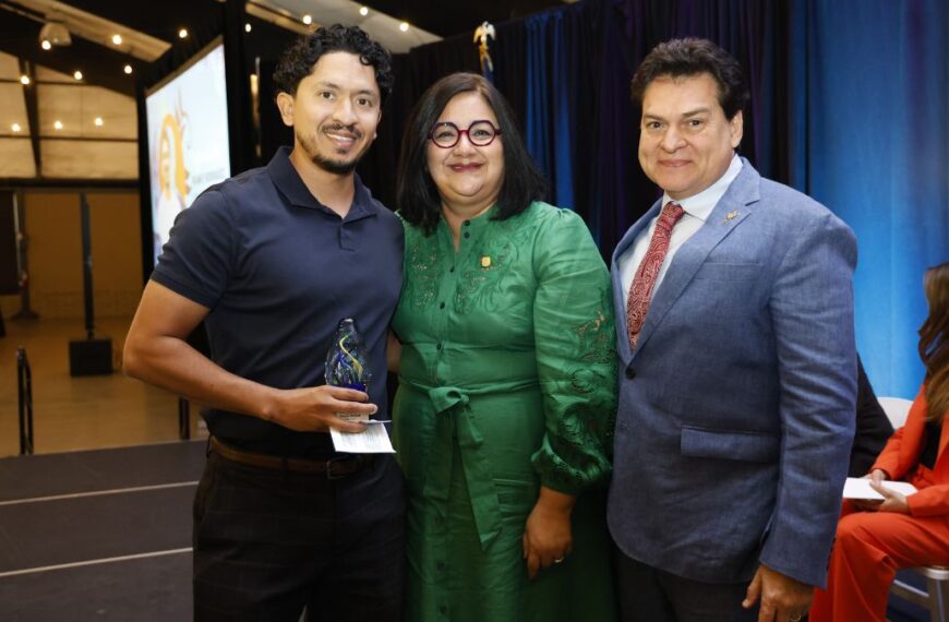 CPLC reconoce a los mejores maestros con Premios Esperanza