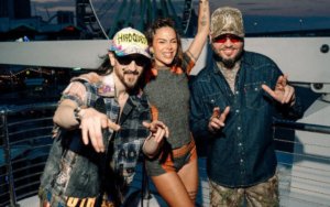 Farruko, Steve Aoki y Greeicy lanzan su nuevo éxito ‘YAPAQUE’