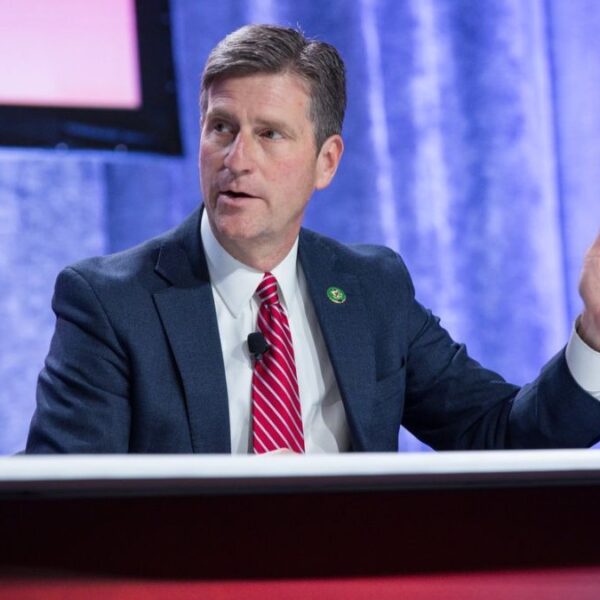 Greg Stanton investiga desvío de recursos de FEMA a ICE