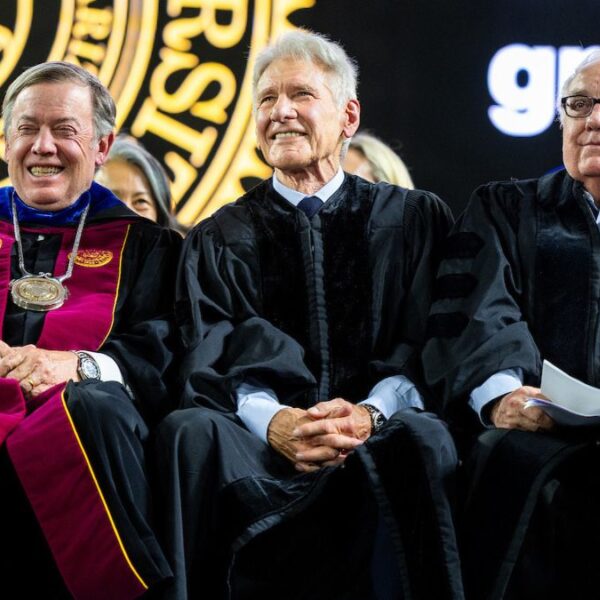 Harrison Ford inspira a graduados de ASU y recibe doctorado