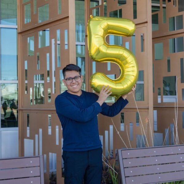 Orgullo hispano: Joven de Phoenix suma $5 millones en becas