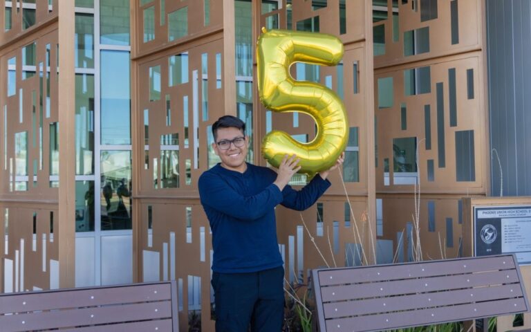 Orgullo hispano: Joven de Phoenix suma $5 millones en becas