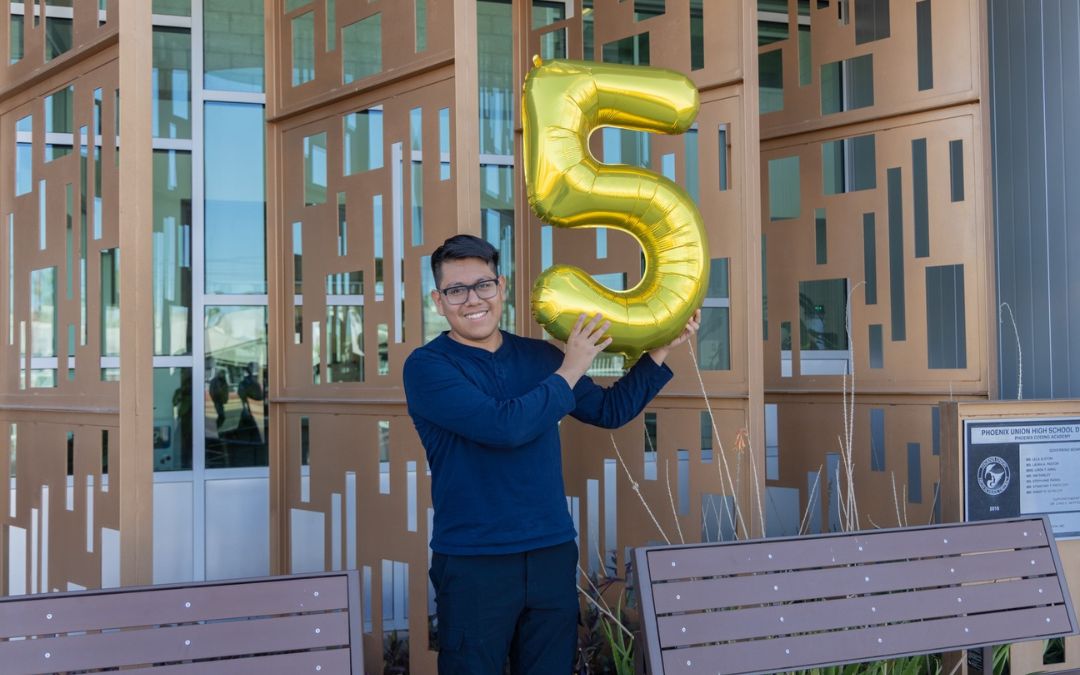 Orgullo hispano: Joven de Phoenix suma $5 millones en becas