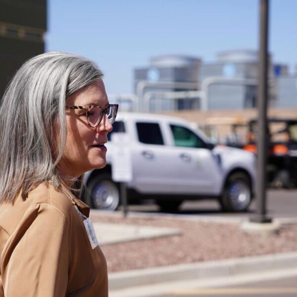 Hobbs veta presupuesto republicano de Arizona por ‘imprudente’