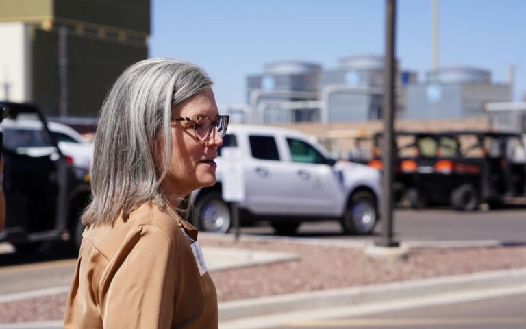 Hobbs veta presupuesto republicano de Arizona por ‘imprudente’