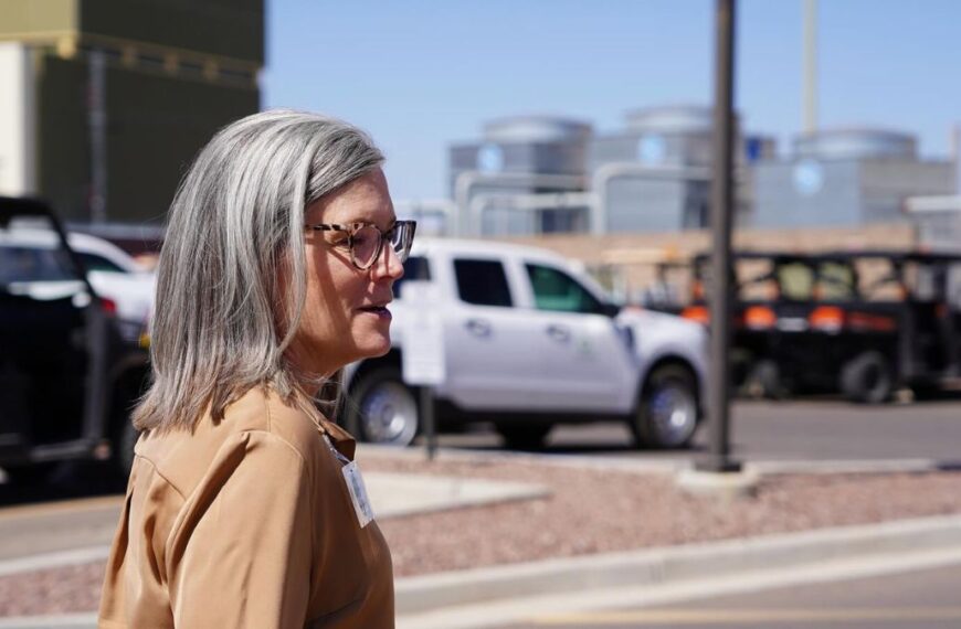 Hobbs veta presupuesto republicano de Arizona por ‘imprudente’