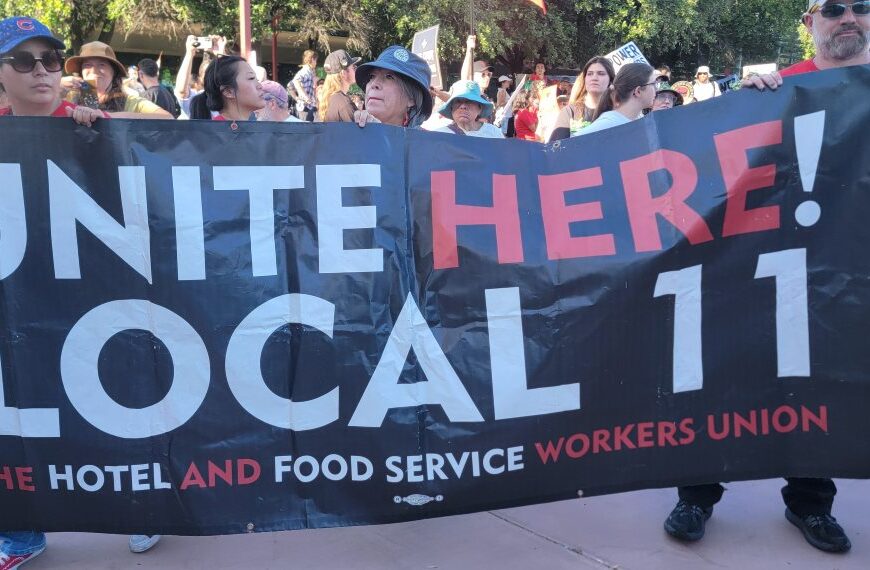 Masiva y pacífica marcha del 1 de Mayo en el centro de Phoenix