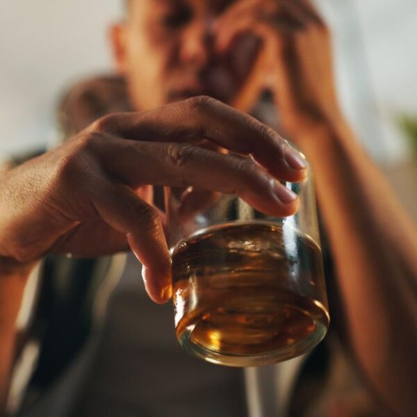 Se disparan muertes por alcohol en AZ: la alerta está en los ojos