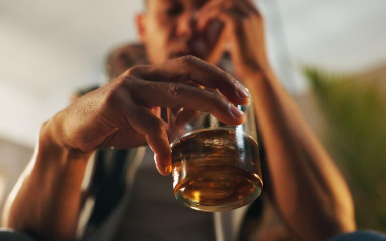 Se disparan muertes por alcohol en AZ: la alerta está en los ojos