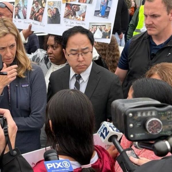 ICE agrede al senador Andy Kim en protesta en Nueva Jersey