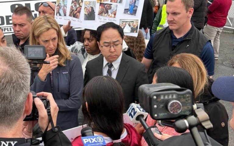 ICE agrede al senador Andy Kim en protesta en Nueva Jersey