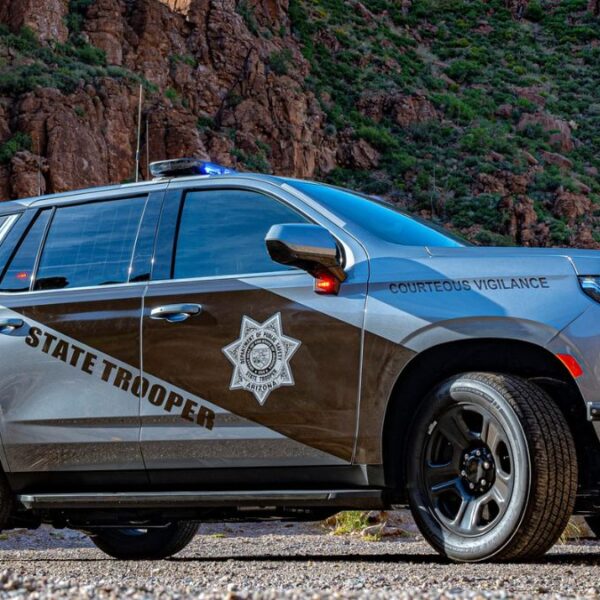 Por una placa suelta, arrestan a 4 inmigrantes en Phoenix