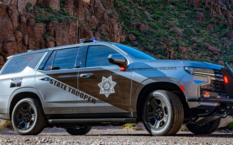 Por una placa suelta, arrestan a 4 inmigrantes en Phoenix
