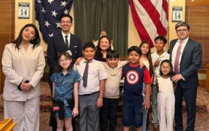 Niños viven la experiencia ‘Cónsul por un Día’ en Phoenix