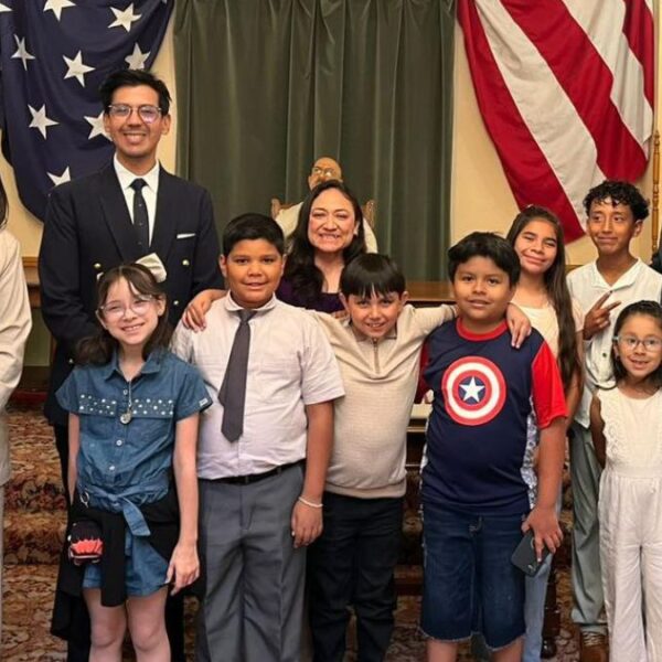 Niños viven la experiencia ‘Cónsul por un Día’ en Phoenix
