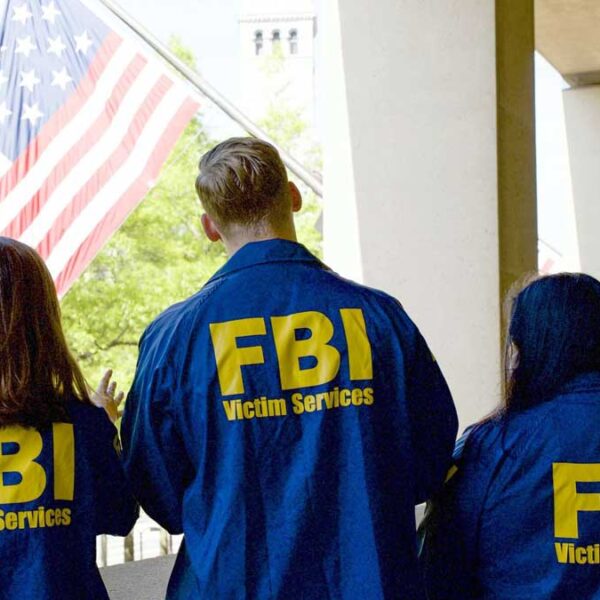 Catea FBI a senadora de Virginia