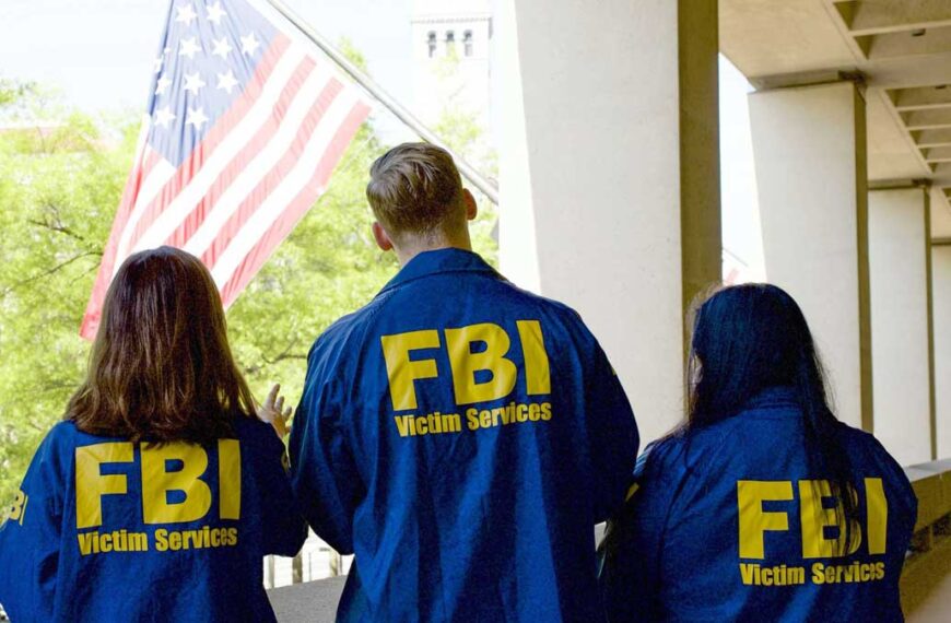 Catea FBI a senadora de Virginia