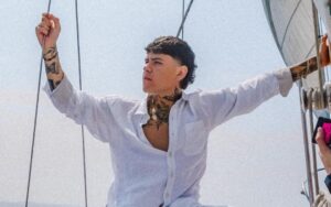 Junior H supera los mil millones de streams con “Y Lloro”