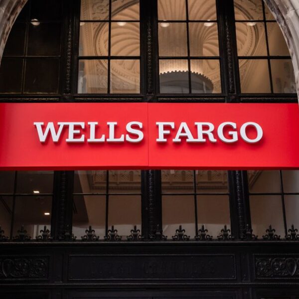 Trump ordena a bancos revisar estatus migratorio de clientes