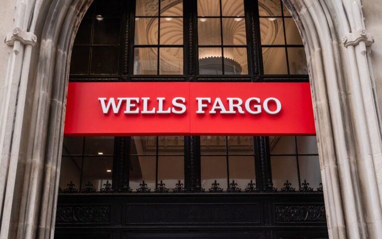 Trump ordena a bancos revisar estatus migratorio de clientes