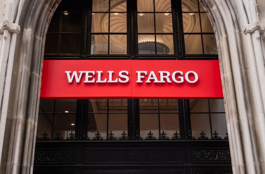 Trump ordena a bancos revisar estatus migratorio de clientes