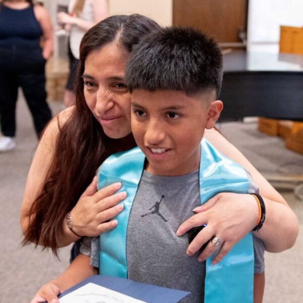 Dilan celebra su graduación en Tempe tras ser liberado por ICE