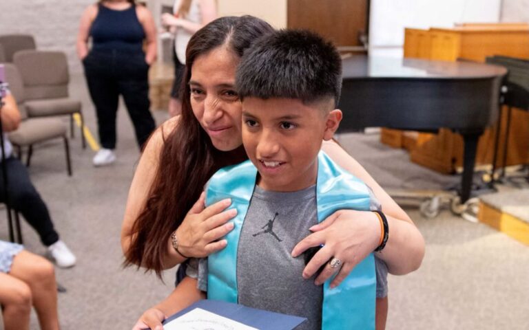 Dilan celebra su graduación en Tempe tras ser liberado por ICE