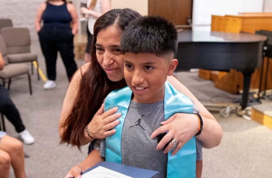 Dilan celebra su graduación en Tempe tras ser liberado por ICE