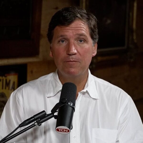 Tucker Carlson deja el Partido Republicano por ‘traición’