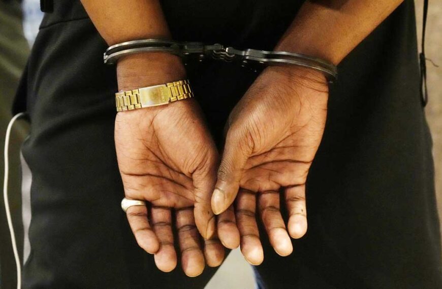 Arrestan a 52 inmigrantes en carreteras